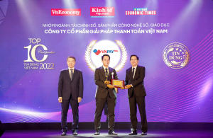 dai-dien-vnpay-pos-nhan-giai-thuong-tin-dung-2022